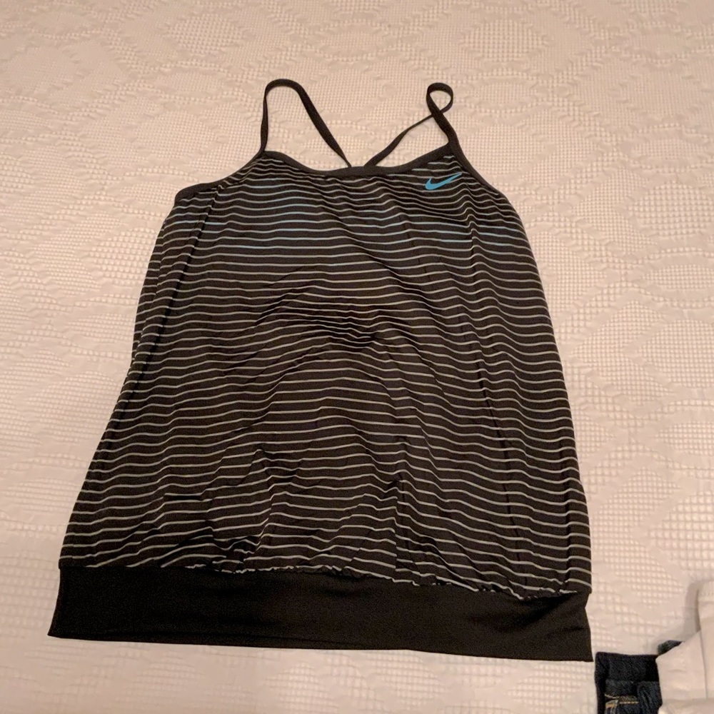 Nike tank like new, built in bra